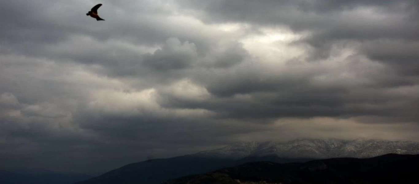 Με πτώση θερμοκρασίας ο καιρός σήμερα - Πιθανές οι τοπικές βροχές